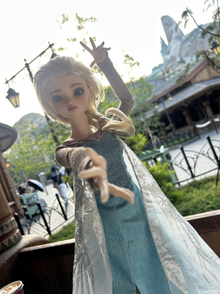 fenpz2's tweet photo. ファンタジースプリングスのアナ雪エリアでエルサの撮影をしました❗️
長年やりたかった事が叶った✨ https://t.co/EERQ4A7Lrt