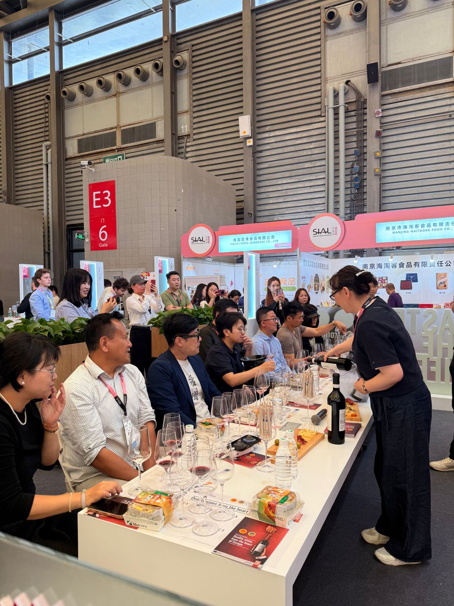 prodeCAT's tweet photo. 🍷 El sector del vi hi participa en el marc del projecte europeu https://t.co/EGYX0TXfnd, en la seva darrera actuació a la Xina abans de la finalització del programa aquest juny.

#PRODECA #TasteTheDifference #CatalanFood #CatalanWines https://t.co/RtQzojlN6e
