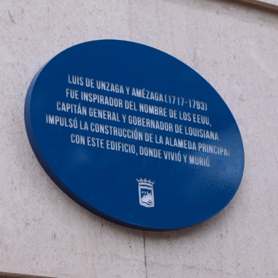 USembassyMadrid's tweet photo. En 1776, el malagueño Luis de Unzaga, gobernador de la Luisiana española, escribió una carta dirigida al “General de los Estados Unidos de América". Aquella carta, leída por George Washington, fue la primera vez en que una autoridad europea reconocía a la nueva nación. 🇺🇸🤝🇪🇸
Siglos después, los historiadores Frank Cazorla y Rosa García Baena, de la Universidad de Málaga, redescubrieron este episodio tras sus investigaciones en su obra El gobernador Luis de Unzaga. Precursor en el nacimiento de los Estados Unidos y en el liberalismo, destacando su visión conciliadora, su defensa de la educación bilingüe y su apoyo a la independencia estadounidense.
En el marco del 250º aniversario de los Estados Unidos, celebramos a quienes tendieron los primeros puentes entre España y EE.UU.
#Freedom250 #LuisDeUnzaga #GeorgeWashington