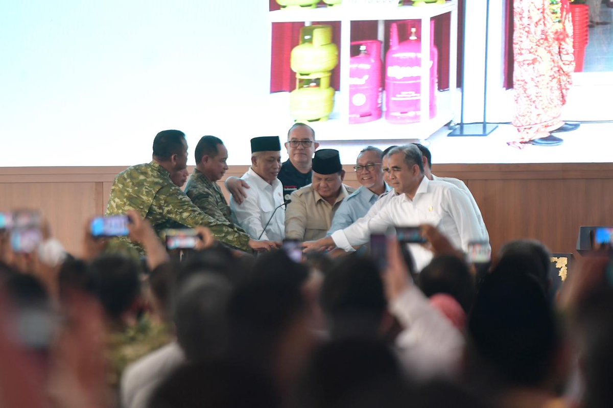 achongboy29's tweet photo. Presiden Republik Indonesia, Prabowo Subianto resmikan 1.061 unit Koperasi Desa/Kelurahan Merah Putih (KDKMP) yang tersebar di Jawa Tengah dan Jawa Timur.

@YandriSusanto27
@ARizaPatria
@KemensetnegRI

#BangunDesaBangunIndonesia
#KDMPKuatkanEkonomiRakyat
#KerjaTPPBerdampak https://t.co/cVzTEyBeAA
