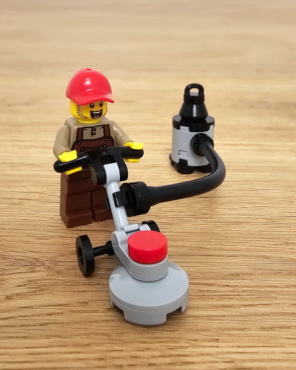 RollGmbH's tweet photo. Unsere Maschinen unterstützen Bodenleger täglich auf der Baustelle. Schön zu sehen, wenn daraus sogar solche Ideen entstehen.

Vielen Dank an @maxeo_steinideen für diese kreative Umsetzung unserer Schleifmaschine und unseres Bausaugers aus Klemmbausteinen. https://t.co/cJW55oXA9O