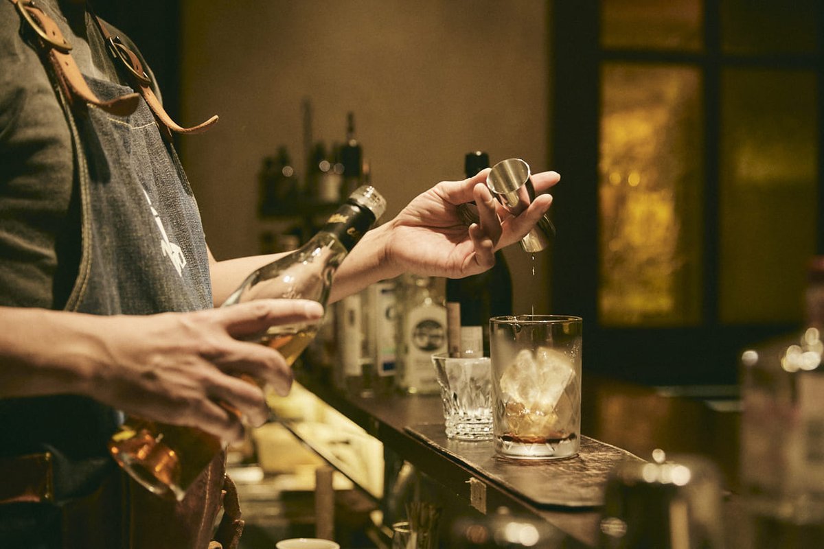 DaigasGroup's tweet photo. ＼🍸通いたくなるバーが見つかるはず！／

関西の食文化を伝える
グルメ雑誌「#あまから手帖 」📘

6月号は「バー」を特集。

☑名店「BAR THE TIME」の継承物語
☑伝統を再構築する次世代バーテンダー
☑京都を代表する名門ファミリー

ほかにも、至極私的なバー通いの話など、
さまざまなスタイルのお店の話を取り上げます。

詳細はこちら👇
https://t.co/36JF0B6JIj

#Daigasグループ　＃クリエテ関西