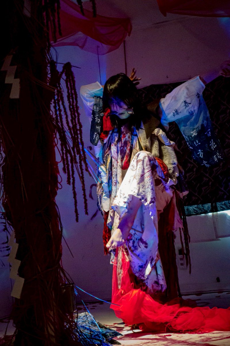 mkly2019's tweet photo. 2026.4.18 ２人展「Iiris」開催記念奉納舞
「焔祈（HOMURAGI）」

Provide space:Nowherecoffe 

Co-organize :asuka 

Costumes : Miku Ishioka @algorithm_miku 

Music performed: Shilo Ishida @silo_ishida 

Photo Larukana @KanaLaru 

#朧夜千洋 #奉納 #舞 https://t.co/X4469KXlLe
