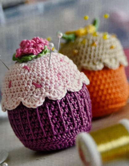 DDCrochetDesign's tweet photo. Crochet Cupcake Pin Cushions 🧁

Create these little cakes and add tiny colourful flowers or beads to make each one unique. They’re perfect as birthday gifts or even to set up a teddy bear tea party 🧶

https://t.co/FYvRmfub45

#MHHSBD #craftbizparty #earlybiz #UKMakers #crafts #littlethings #MondayMotivation