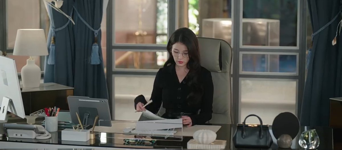 Flo_BajuRandom's tweet photo. Huiju cantik banget berkacamata 😍

Paling gong scene Huiju dianterin kakaknya, mana canggungnya lucu 😂

Ini drama emang harusnya 16 eps!

Ini endingnya masih banyak bolongnya di alur cerita, padahal penasaran Huiju kok bisa sampe ke rumah ayahnya &amp; siapa ibunya?

#PerfectCrown https://t.co/OGhLJKS5jA