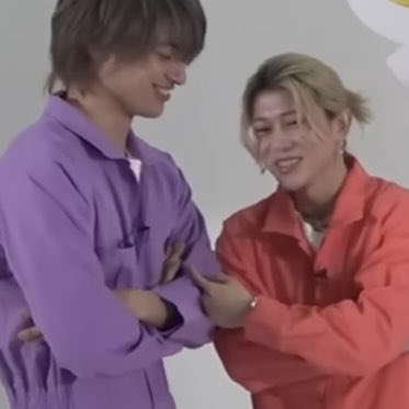 J_aareh's tweet photo. せぃ、けんの腕をﾁｮﾝして上目遣いするのがお決まりみたいやね。 https://t.co/FtHa6AipEX