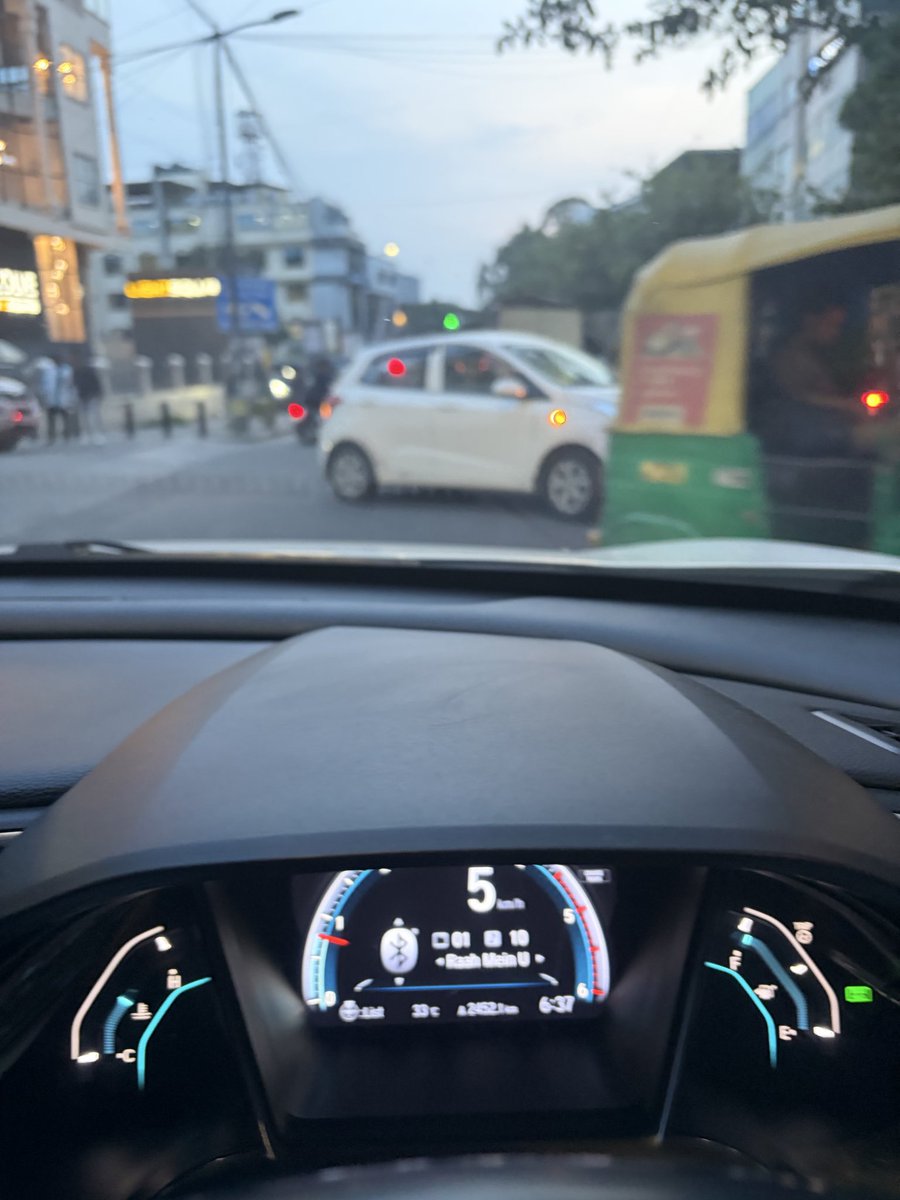 Seetaliyer's tweet photo. @blrcitytraffic Richmond Rd daily &amp; several times a day, for years. Vehicles crossing the road, in the wrong direction, so they can take the shortest route towards Residency Rd. Baffling there is no consequence though there’s a traffic booth just a few 100mts away https://t.co/s0eSIs2yAu