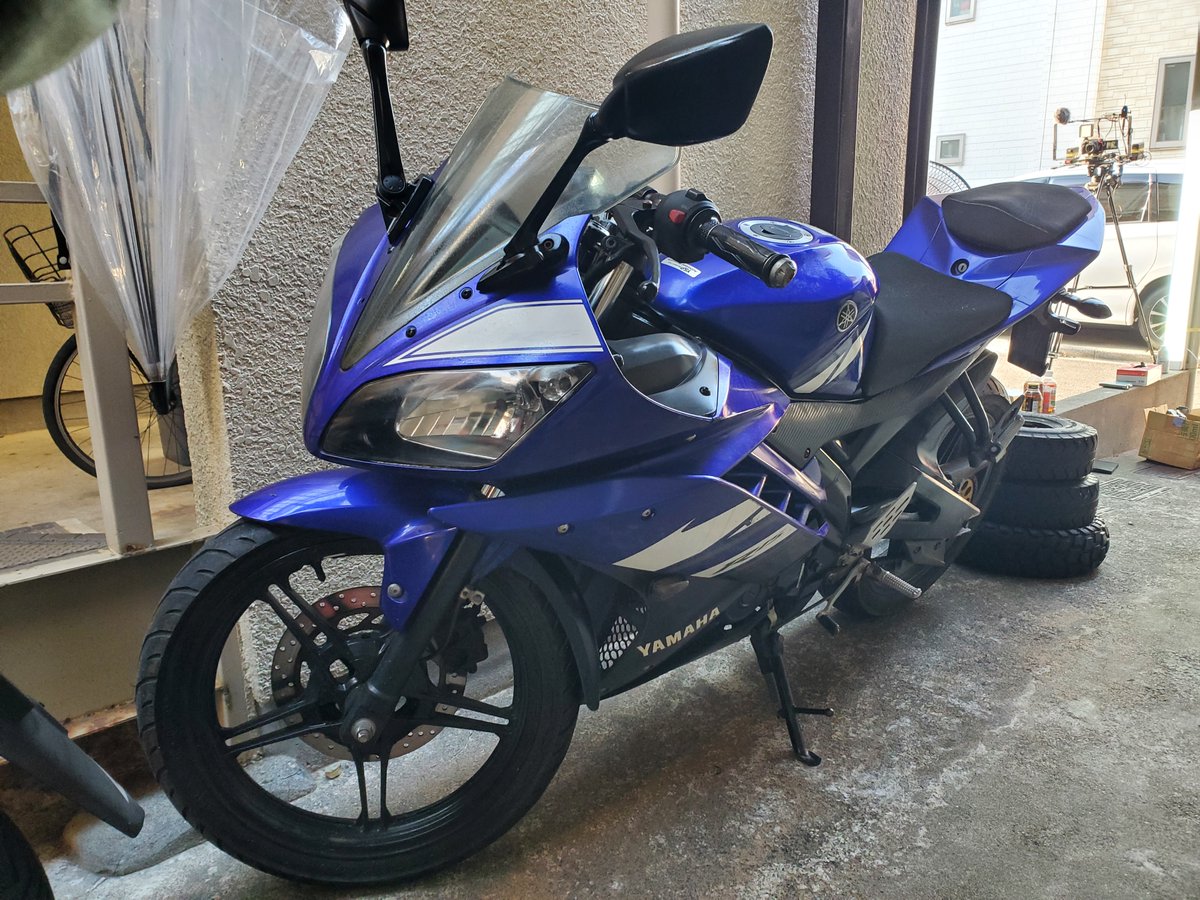 tanabefactory's tweet photo. ヤマハ YZF-R15 v2
色々メンテナンスする必要がありますが、まずはタイヤやシートがヒビだらけなので、タイヤ交換とシートの張替えを行う予定。
タイヤと併せてＦサスOHやブレーキ系のＯＨ、あとセンタースタンドの取り付けもやります。

シートが高めなので、もしかしたらローダウンも一緒にやるかも。