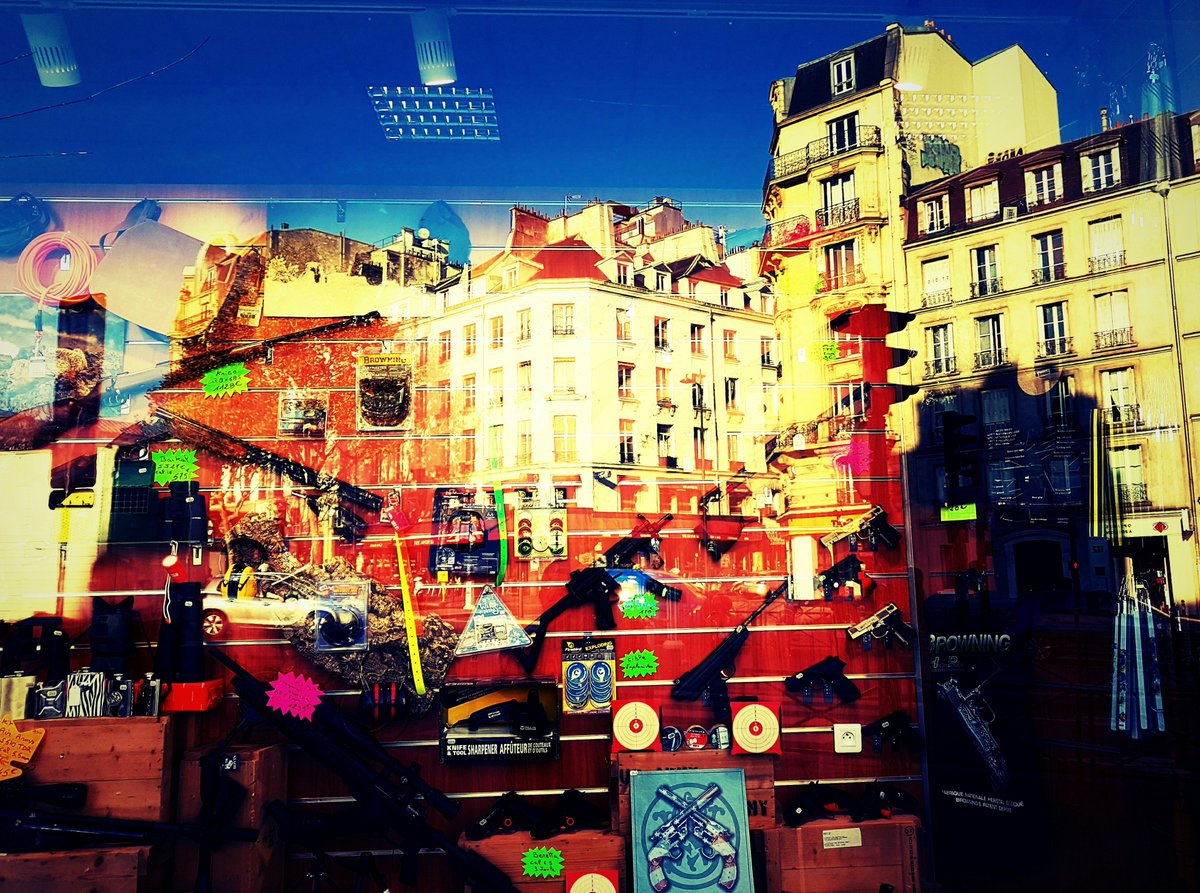 BAvidozo's tweet photo. Série "Street art" 
         
N°20 :  "Guns and noise" (Paris -France)
  
#photographie #photography #originalphoto #streetart #Paris #fotografia #soleil #lumière #France #sun #reflets #urban #vitrine #armes #photocolor