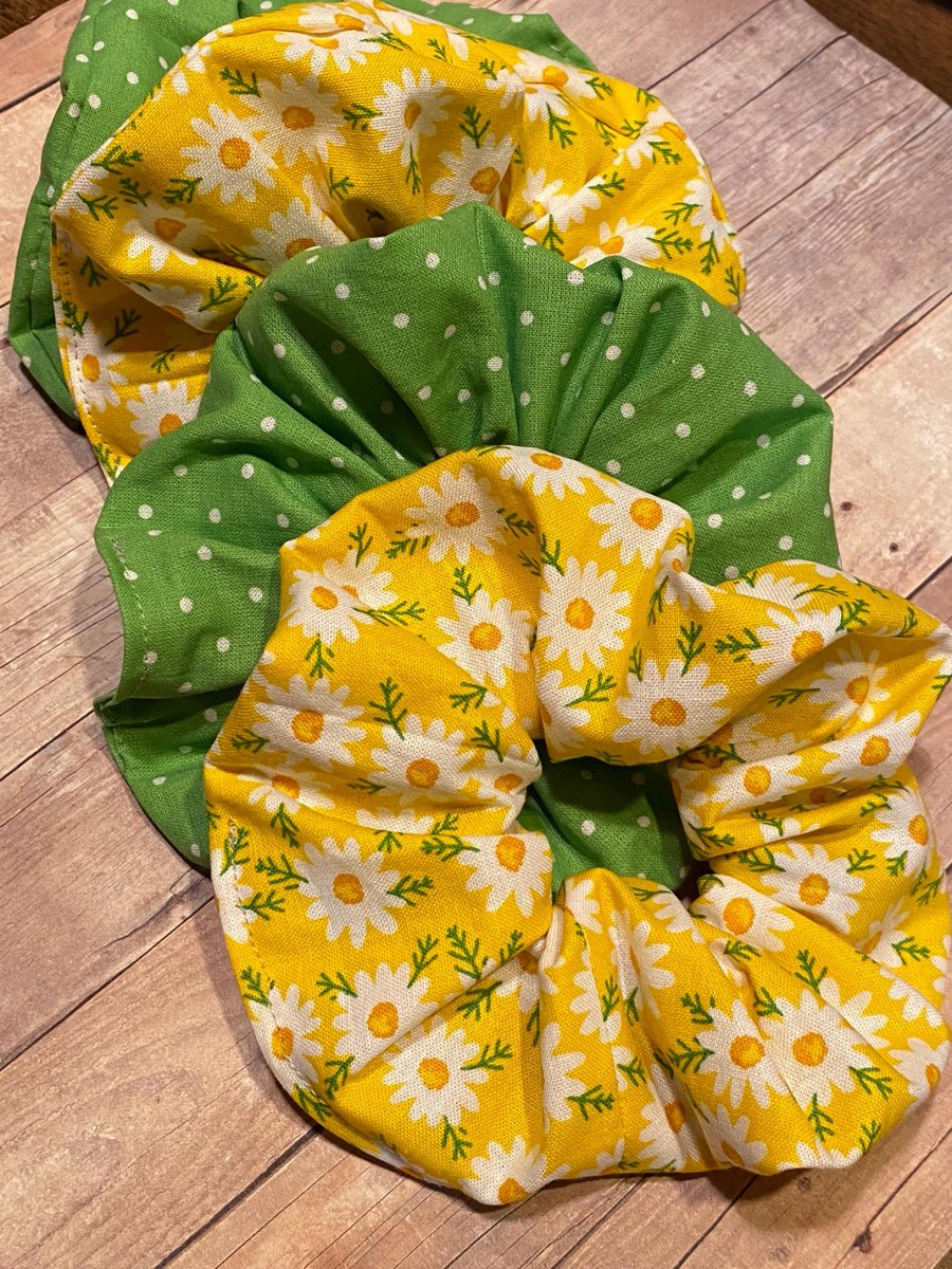 KingdomShop7's tweet photo. Spring Scrunchies, Spring hair ties, hair accessories, scrunchie, handmade scruchies https://t.co/KPQeDyH0TY #Handmadegifts #giftsunder10 #KingdomWorkshop #Easter #handcrafted #Artisancrafted #GreenPolkaDot https://t.co/YNW5MuI0Hb