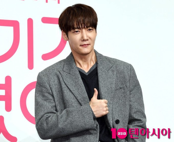Kdramastars1's tweet photo. صرح الممثل #ChoiJinhyuk بأنه يُعاني من صعوبة في المواعدة بسبب والدته.

"أعتقد أن والدتي تكره فكرة أن أكون مرتبطًا أشعر وكأنها لا تُريدني أن أتزوج من الصعب حقًا أن أواعد" https://t.co/ULwZLeW5Dj