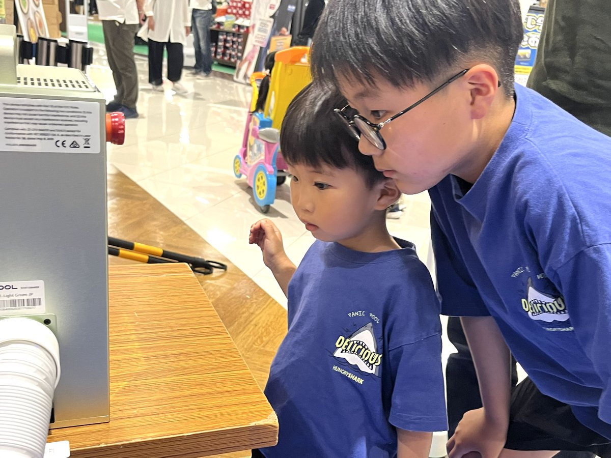 x_tech_lab_ima's tweet photo. 全国植樹祭えひめ2026 サテライト会場で丸太切り×レーザー加工の木工教室を開催！
アナログな手仕事とデジタル技術の融合。
愛媛県産の杉の丸太に「みきゃん」が彫刻される瞬間の、子どもたちの驚きの表情が最高でした✨
テクノロジーでものづくりを楽しく！
#クロステックラボ今治  #今治 ＃植樹祭 https://t.co/yggIyLrWpE