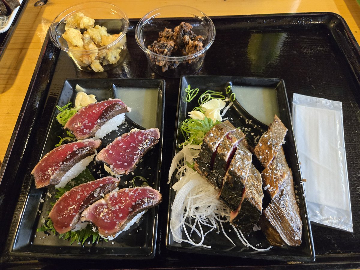 SUDO_ERINA's tweet photo. 高知に来たので鰹のたたきを食べたよー
あとクジラとウツボも食べたー
美味れっさーれっさーでした。
#みてくれっさー https://t.co/yJbcMpeTQF