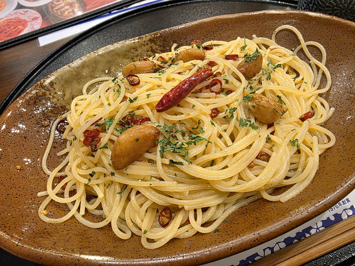 今日の昼ごはん 毎度のWガーリックペペロンチーノ 定期的に食べたく