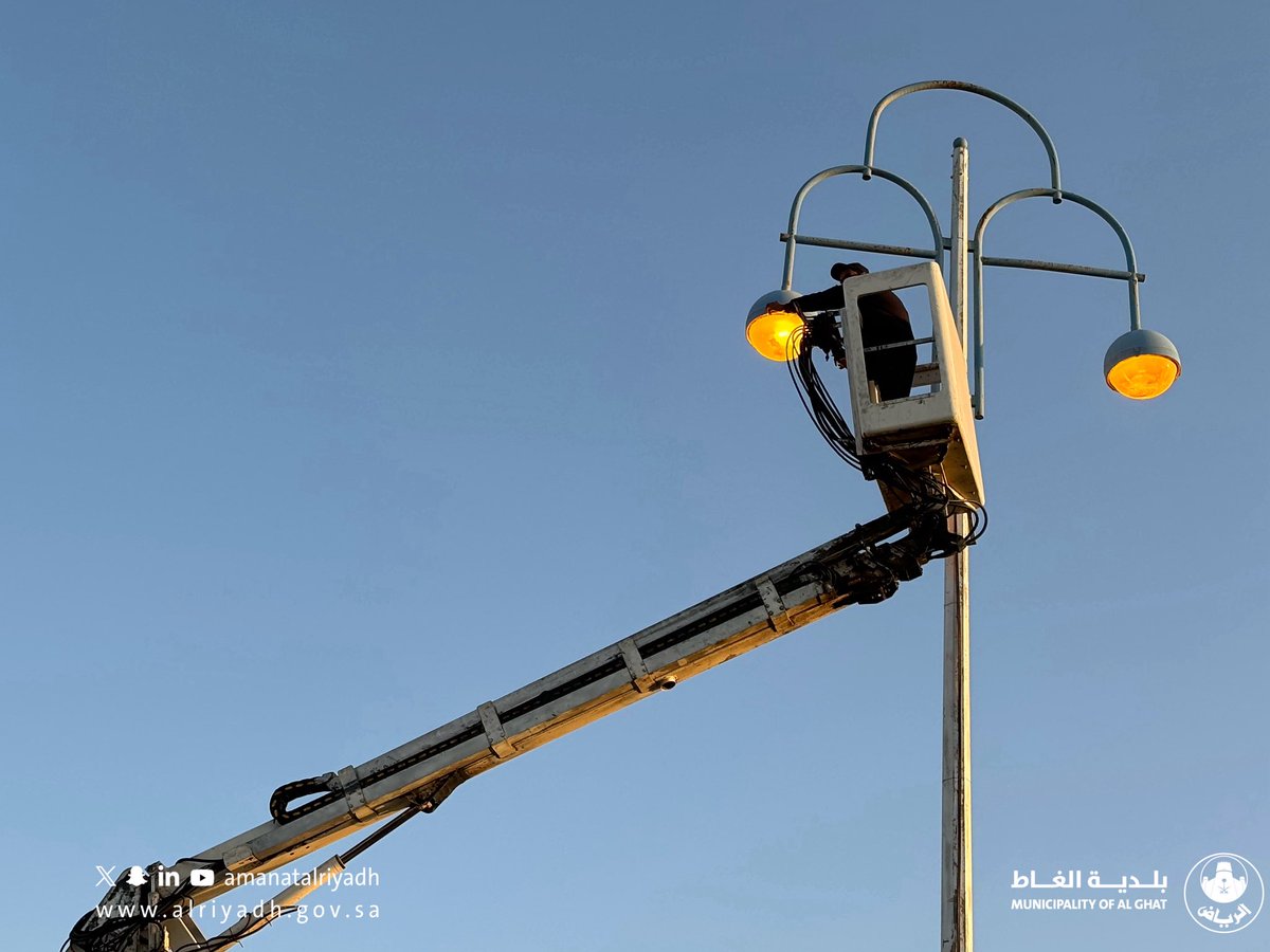 alghat_mun's tweet photo. إضاءة الطريق… أمان واستمرارية ✨

تحرص بلدية الغاط على رفع كفاءة إنارة الطرق والشوارع، لضمان بيئة آمنة ومضيئة تعزز السلامة المرورية وتواكب جودة الحياة في المحافظة.

#بلدية_الغاط
#أمانة_منطقة_الرياض https://t.co/IoDzVTuKes