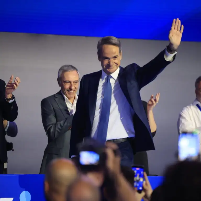 DoraZip's tweet photo. 🤔Παρατηρώ τελευταία μια  προσπάθεια κάποιων να επικαλούνται συνεχώς τον Κωνσταντίνο Μητσοτάκη...
Ο Κων/νος Μητσοτάκης ήταν τεράστιος πολιτικός!
Η ιστορία τον δικαίωσε πλήρως, ειδικά για πράγματα που τότε πολεμήθηκε ανελέητα.
Αλλά επειδή εγώ αγαπάω πολύ τη στατιστική, οφείλω να πω κάτι απλό:
ο Κυριάκος Μητσοτάκης @kmitsotakis  έχει ήδη ξεπεράσει τον πατέρα του!
.Σε εκλογικές νίκες.
.Σε πολιτική κυριαρχία.
.Σε διάρκεια.
.Σε διεθνές αποτύπωμα.
.Σε μεταρρυθμίσεις.
.Σε αντοχή απέναντι σε κρίσεις που κανείς άλλος μεταπολιτευτικά δεν διαχειρίστηκε ταυτόχρονα.

Τα κατάφερε μέσα σε μια εποχή απόλυτης τοξικότητας, fake news, δολοφονίας χαρακτήρων και μόνιμου πολέμου από media, αντιπολίτευση ...κ υπόγειους μηχανισμούς.
Οπότε ας σταματήσει αυτή η δήθεν "σύγκριση" που προσπαθούν να στήσουν κάποιοι... 
Είμαι βέβαιη πως αν ο Κωνσταντίνος Μητσοτάκης ζούσε σήμερα, θα καμάρωνε τον γιο του όσο τίποτα άλλο!
Καλημέρα στην #Ελλάδα_2030 !
#Με_τον_Κυριάκο