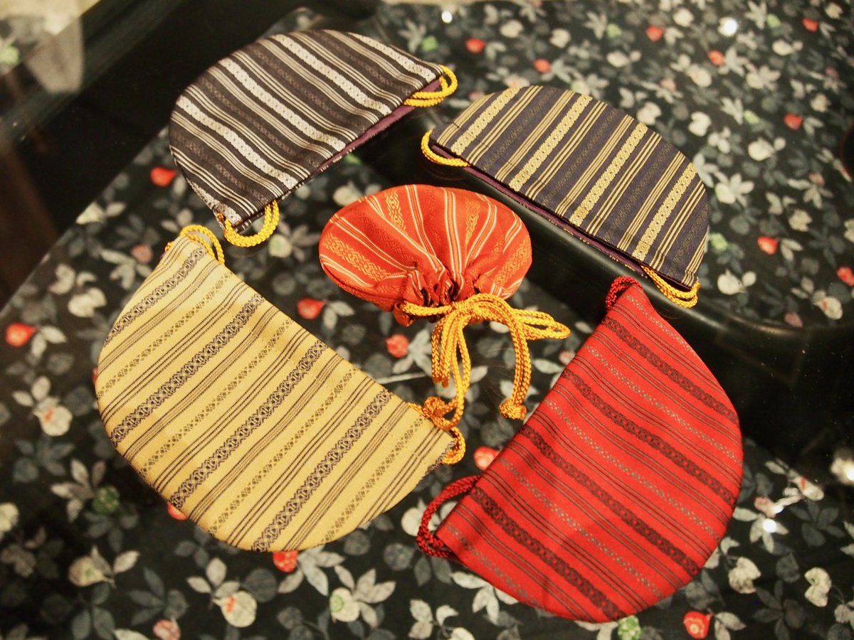tribe_drum's tweet photo. お店のグッズとして小さな巾着袋を作りました。
布地は上質な絹糸で織った博多の伝統的な献上柄の博多織です。ドラムキーやシズラー等の小道具を入れる普段使いに、また小洒落た博多土産にもどうぞ😎
価格は2,370円です。
なお利益の一部を #日本赤十字社 への寄付に充てさせて頂きます。
@JRCS_PR https://t.co/L00UtDqCUq