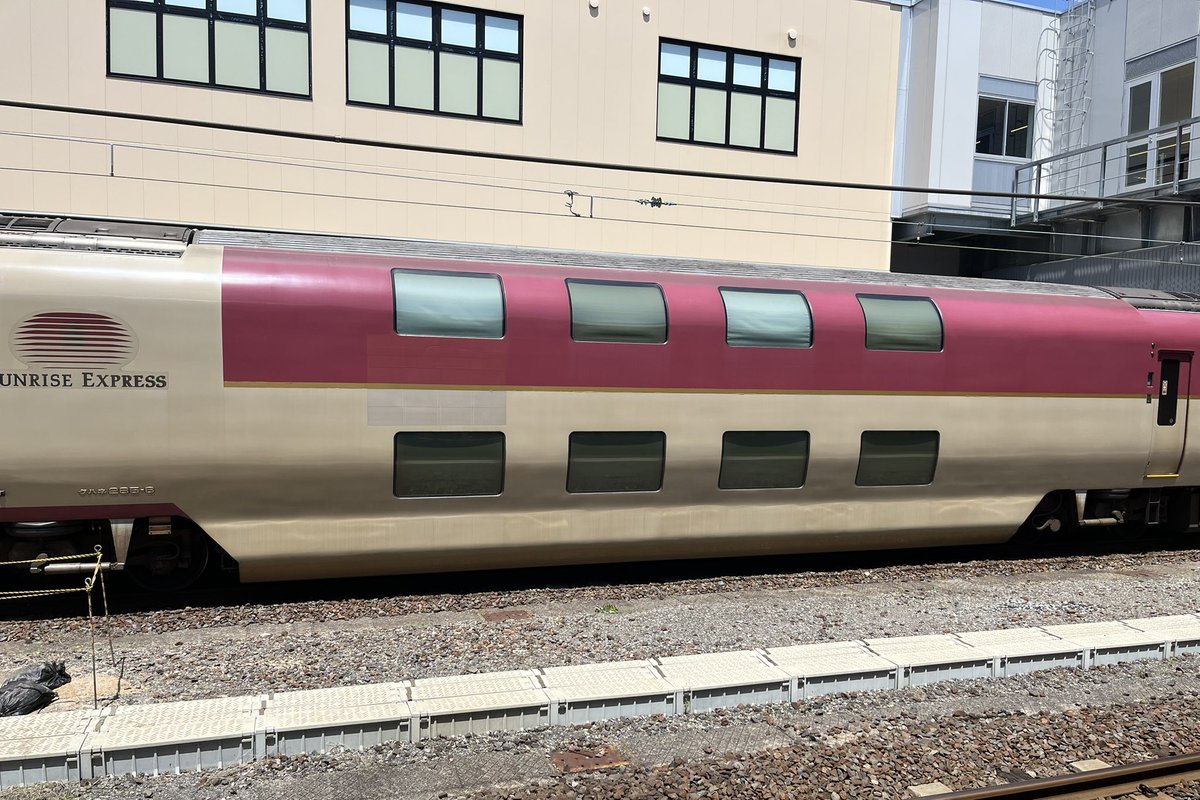 takasuke_520's tweet photo. 米子にサンライズの入場回送がいた。 https://t.co/EOdewiCaku