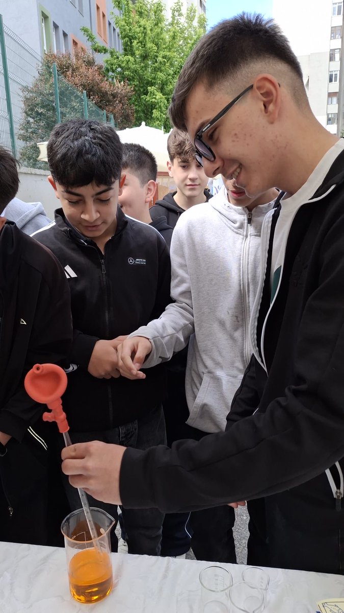 EngizerMediha's tweet photo. Okul tanıtım fuarında yoğun ilgi ve katılım ile okulumuzu ve alanlarımızı ortaokul öğrencilerine tanıtarak alanlarımız hakkında bilgi vererek yapılan çalışmalarımızı sergiledik. https://t.co/PlE2hYd5G8