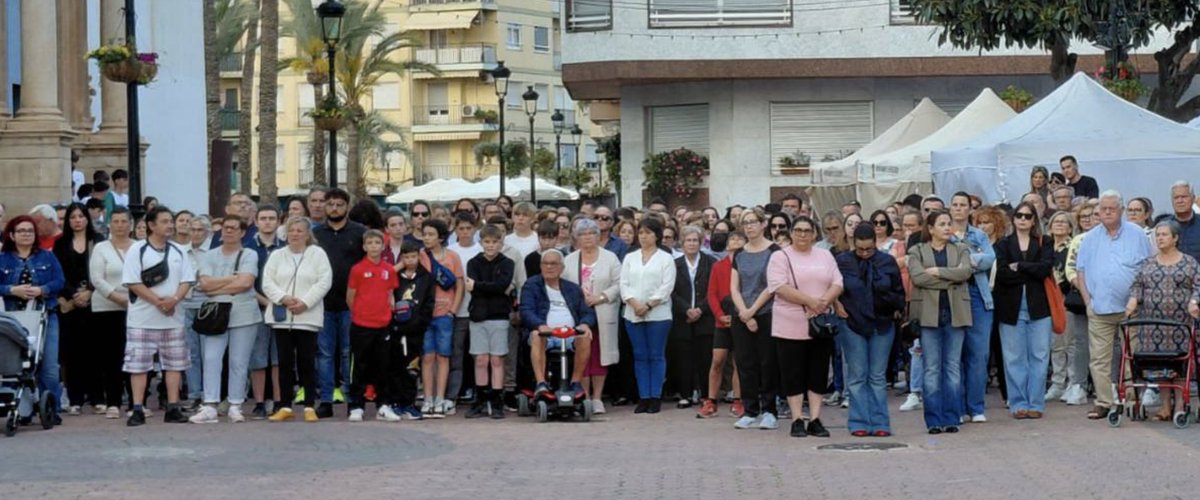 feminicidio's tweet photo. Concentración vecinal en Dolores (Alicante) por los asesinatos de Marisol y Alberto. Según la investigación, un guardia civil de 55 años se suicidó tras asesinar a su esposa, de 51 años, y al hijo de ambos, de 24. #ViolenciaMachista #Feminicidio https://t.co/udgB41IgcC https://t.co/6Zkz20WTB8