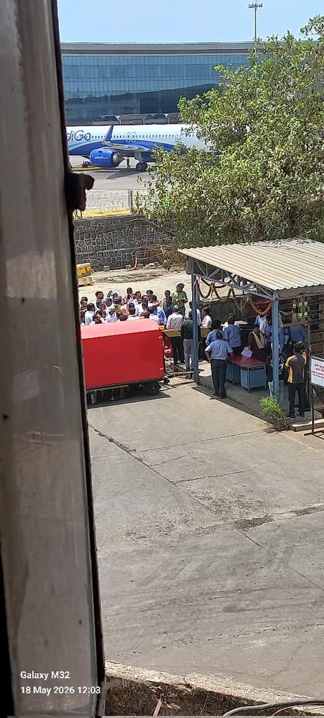 madeehamedia's tweet photo. Flight operations at #MumbaiAirport impacted, passengers stranded inside aircraft on a Delhi-Mumbai #AirIndia flight for almost an hour as ground staff of AIASL (AI Airports Svcs Ltd) go on strike.

@CNBCTV18Live @CNBCTV18News https://t.co/iG7ITfW7bv