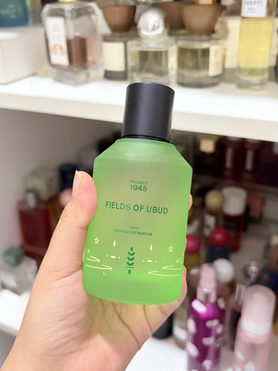 nocturnalcutie's tweet photo. akhirnya nyobain fields of ubud yang extrait and still be my top 1 unisex perfume from project 1945.

kalau versi EDP dia green woody yang relaxing, versi extrait ini ditambah touch of freshness yg bikin jadi lebih seger dan ada notes beras! ubudnya......nge-ubud bgt! wkwkwk https://t.co/gsTpRc2wxv