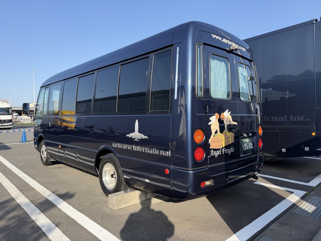 Airhearse's tweet photo. エンジェル1号洗車完了！

これよりオセアニア地域からのご帰国者様対応のため、ピカピカの車両で出動です！

#東京国際空港 
#HND 
#エンジェルフライト 
#国際霊柩送還 
#エアハース https://t.co/e8ktob1QdU