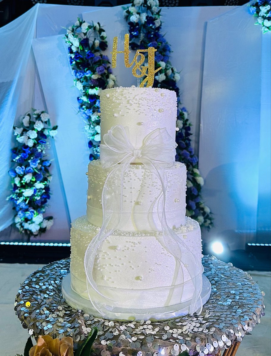 AguhUgochinyere's tweet photo. Attaching those pearls on fondant tho🤧

Inspo                                           What I delivered✨ https://t.co/foAhz0QNus