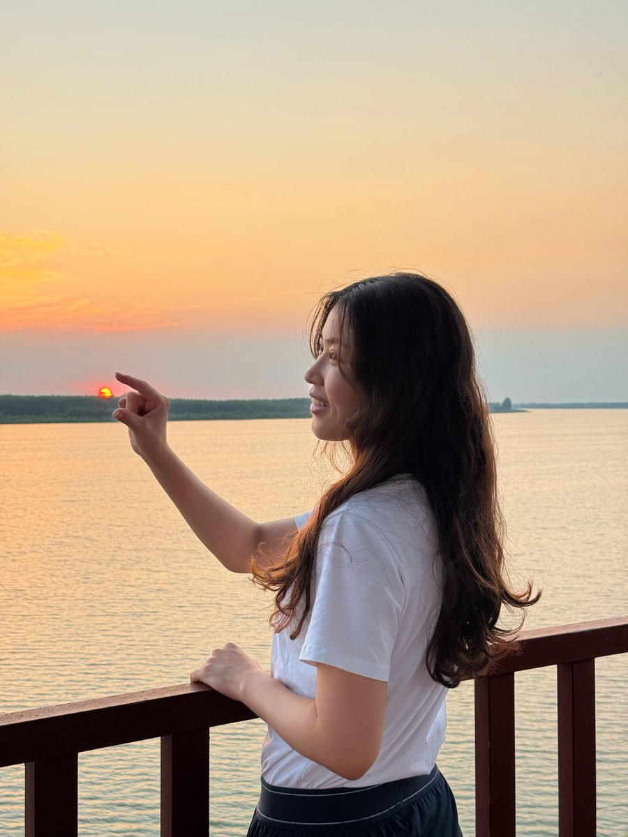 CocoStudio4's tweet photo. L'année dernière, sur les rives du Changjiang, à Shishou, j'ai aperçu des #marsouins aptères. Au coucher du soleil, alors que le fleuve s'embrasait de reflets dorés, l'un d'eux a soudain bondi hors de l'eau, comme un cadeau offert en retour à tous ceux qui veillent sur eux ici. https://t.co/0Dn30IGmpa