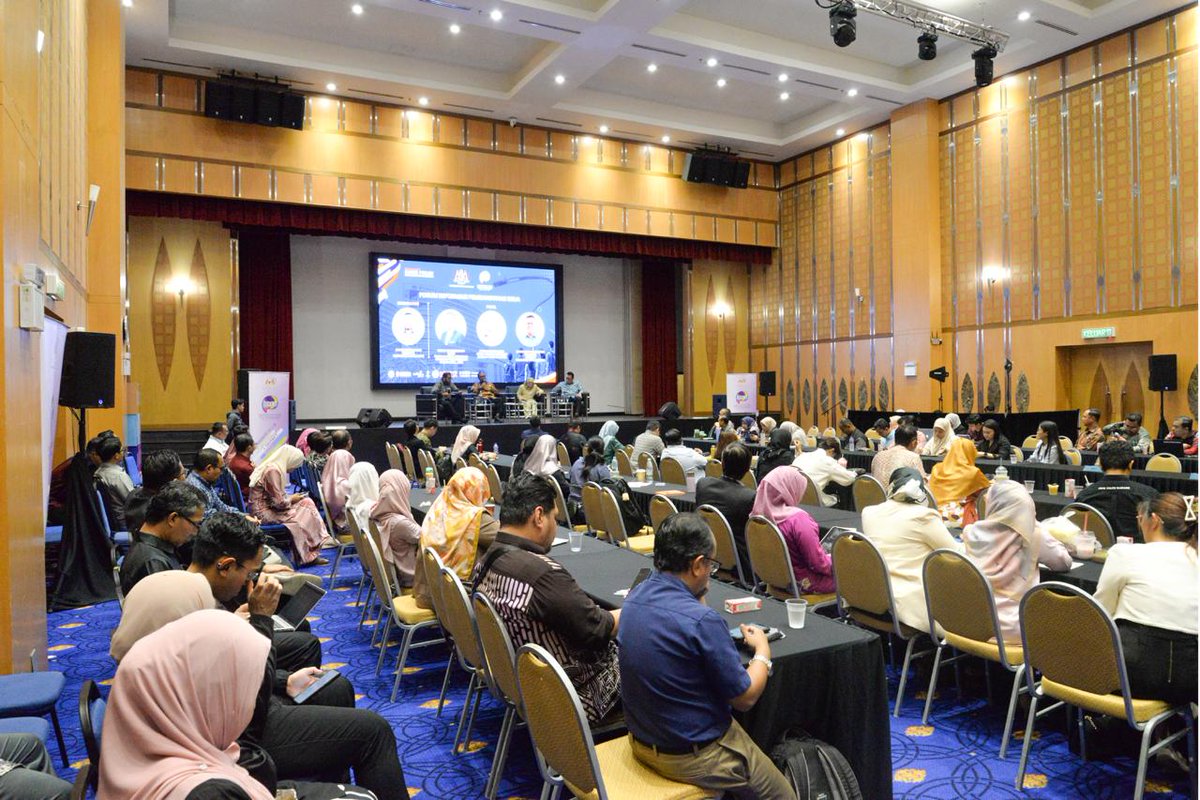 akademisains's tweet photo. Persidangan Sains-Polisi Pembangunan Belia Malaysia 2026, organised by Kementerian Belia & Sukan on 30 April 2026, featured insightful discussions on the urgent need to transform Malaysia’s youth ecosystem.

ASM CEO, Puan Hazami Habib, was one of three panellists who highlighted critical issues from declining STEM participation and brain drain, to the need for a stronger innovation ecosystem. She emphasised that Malaysia must undergo a fundamental shift, from being consumers of technology to creators of innovation. This is not just about acquiring technical skills, but about cultivating a creative and innovative mindset among Malaysian’s youth.

At the same time, a supportive ecosystem backed by progressive policies, funding, and industry opportunities will enable youth to translate ideas into impactful innovations. Ultimately, it requires a generation with an innovator mindset to not only adapt to change but to lead it.