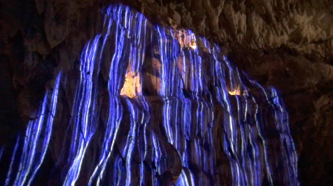 沖縄本島中部に位置するうるま市にある中部最大級の鍾乳洞【CAVE OKINAWA】に行ってきました。 観光客にはまだあまり知られていない、穴場の観光スポットです。幻想的にライトアップされて、冒険心がくすぐられます。 動画はこちらでご視聴いただけます。