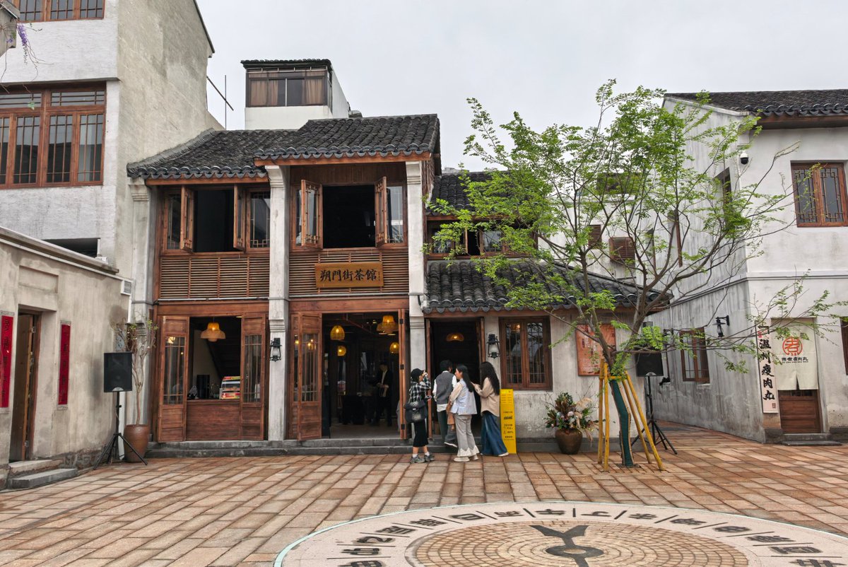 InWenzhou's tweet photo. Discover the "Borderless Museum" at Shuomen Ancient Port Archaeological Site Park in Wenzhou! Learn about history at the site exhibition hall and Archaeological Gallery, experience lacquerware crafts at the lacquerware shop, and wander through the historical cultural block. Open Tuesday to Sunday from 9 am to 5 pm, with some areas open until 9 pm. Let's step into the past and feel the history!