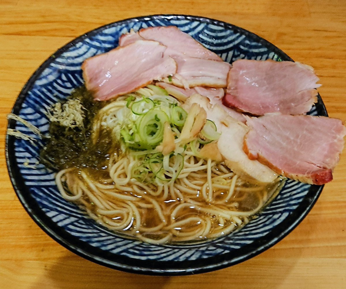 rnpon0610's tweet photo. 今日のランチ🍜
#煮干そば平八 さん☺️
◆蟹八🦀
◆炭火吊るし焼豚🐷
◆烏賊ワタ玉ハーフ🦑

蟹出汁の上品かつ濃厚な旨味で麺をすする箸が止まらない美味しさ😍
焼豚も風味良く柔らか美味❤️
大好きな烏賊ワタ玉もいただいて、濃厚チャージ完了です🥰🈵

これで仕事も頑張れます‼️💪
御馳走様でした‼️ https://t.co/SfDMCN3HDw