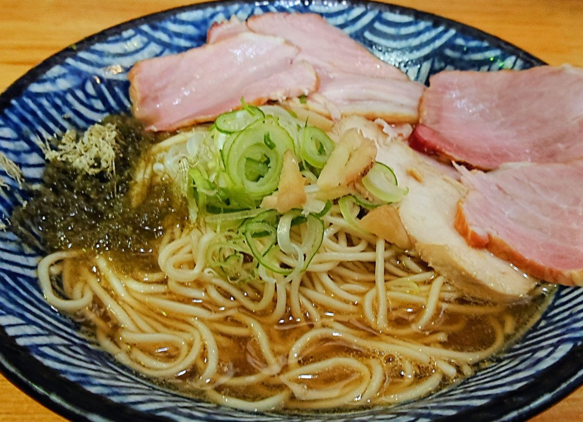 rnpon0610's tweet photo. 今日のランチ🍜
#煮干そば平八 さん☺️
◆蟹八🦀
◆炭火吊るし焼豚🐷
◆烏賊ワタ玉ハーフ🦑

蟹出汁の上品かつ濃厚な旨味で麺をすする箸が止まらない美味しさ😍
焼豚も風味良く柔らか美味❤️
大好きな烏賊ワタ玉もいただいて、濃厚チャージ完了です🥰🈵

これで仕事も頑張れます‼️💪
御馳走様でした‼️ https://t.co/SfDMCN3HDw