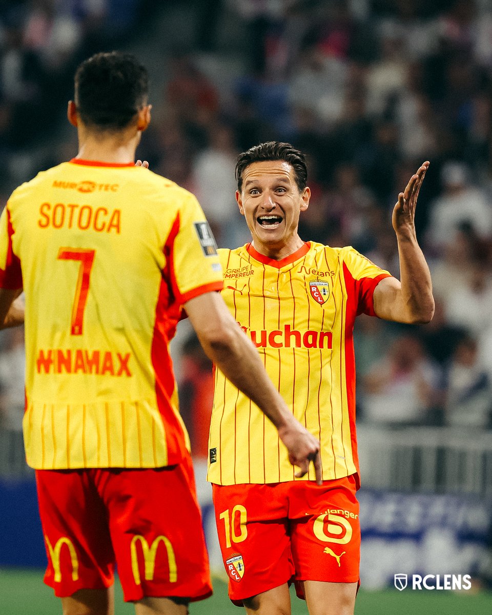 RCLens's tweet photo. ̶D̶i̶x̶ ̶ Onze de 𝒑𝒊𝒒𝒖𝒆 🪄
Buteur d'un subtil piqué, @FlorianThauvin a fait trembler les filets en @Ligue1 pour la 11e fois dans cet exercice 2025/26.
#FiersDEtreLensois #OLRCL https://t.co/pHJ90a4NQ1