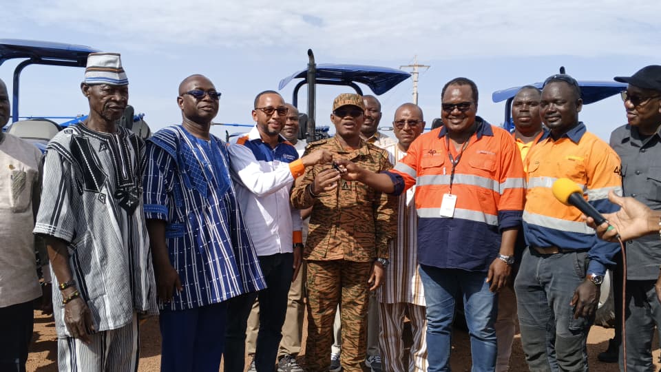 eliekabore's tweet photo. Autosuffisance alimentaire : Endeavour Mining dote 80 tracteurs à 270 producteurs impactés par les activités de Houndé Gold

En droite ligne avec les priorités du Capitaine Ibrahim Traoré
+ engrais et semences 
Coût: 1,5 milliard FCFA 
https://t.co/haDdOXBnJN
@Minesactubf https://t.co/52IJVlZtyu