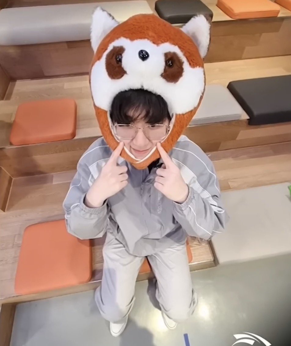 maeng_goo_stone's tweet photo. 포즈실화? https://t.co/DLVQE1UdOJ