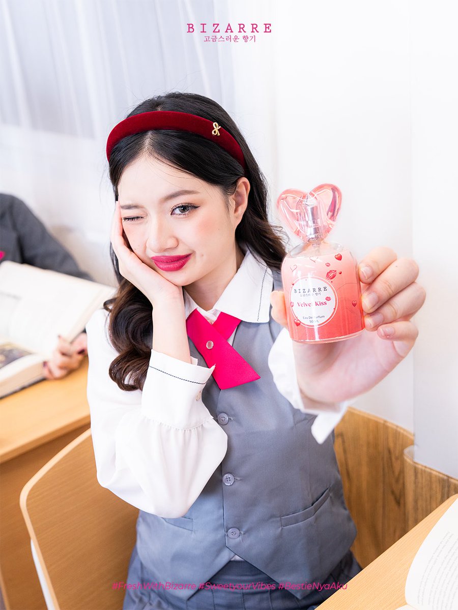 Bizarre_Perfume's tweet photo. Sweet, but make it unforgettable 💋
Velvet Kiss dari Bizarre hadir buat nemenin vibe Bestie jadi makin cute, fresh, dan bikin semua orang ngeliat sekali lagi ✨

#VelvetKiss #FreshWithBizarre #SweetyourVibes #BestieNyaAku https://t.co/3Pkkw3r1rP