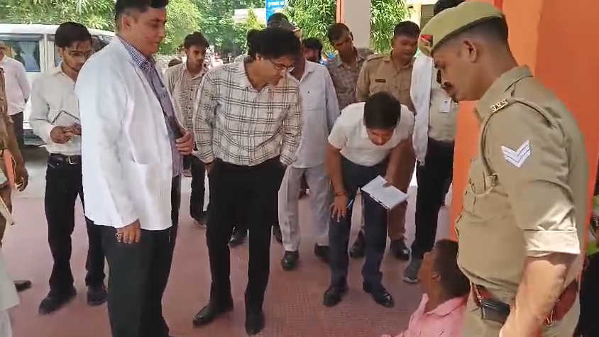 bstvlive's tweet photo. अमरोहा : जिला अस्पताल का निरीक्षण करने पहुंचे DM
➡मरीजों से बातचीत पर डीएम ने जाना हालचाल
#Amroha #DMVisit | @dmamroha https://t.co/tW093ySBk9