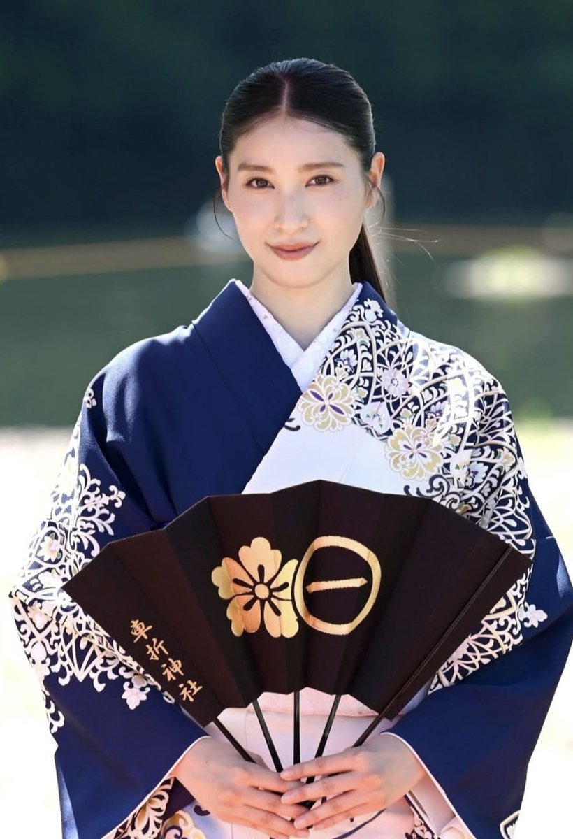 pyon__day's tweet photo. 着物の色も髪型も全部完璧。
お母さんもしてるなんて考えられない、、
最近のビジュアルで1番好き💙
 #土屋太鳳 https://t.co/Nu4fN5oeIw
