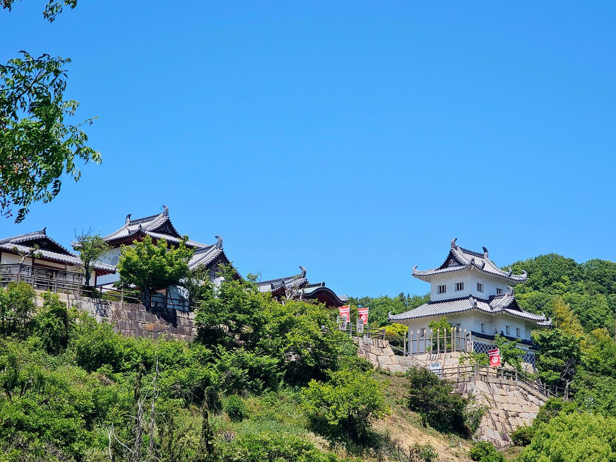 suigunjou's tweet photo. こんにちは因島水軍城です🏯
まだ5月ですが夏のようですね。因島は今日も雲一つない青空でした😊

#因島 #水軍城 #村上海賊 #資料館 https://t.co/t31dEocZIy