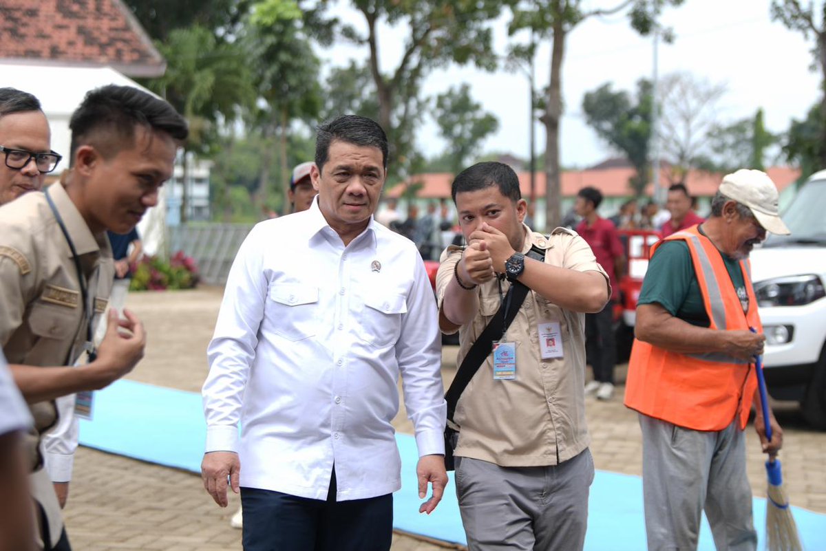 yusrilpdg's tweet photo. Prabowo Subianto resmikan 1.061 unit Koperasi Desa/Kelurahan Merah Putih (KDKMP) yang tersebar di Jawa Tengah dan Jawa Timur
Presiden menyebut KDMP bagian dari program strategis nasional untuk memperkuat ekonomi kerakyatan berbasis desa dan kelurahan.

@YandriSusanto
@ARizaPatria https://t.co/SdN8us0QOk