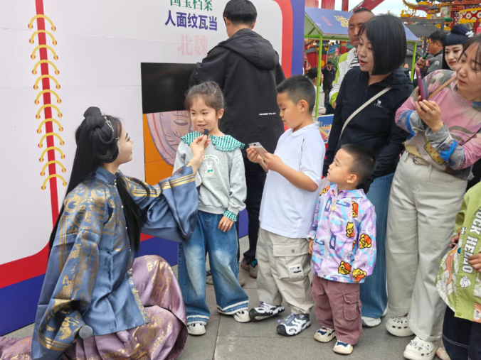 HiJuungar's tweet photo. No glass cases. No scripted tours. 

Juungar is celebrating International Museum Day with a cultural market that's bringing history to life, from ancient city check-ins and treasure puzzles to cultural heritage quizzes and jade seal stamping. https://t.co/Ay7lgRJiJe
