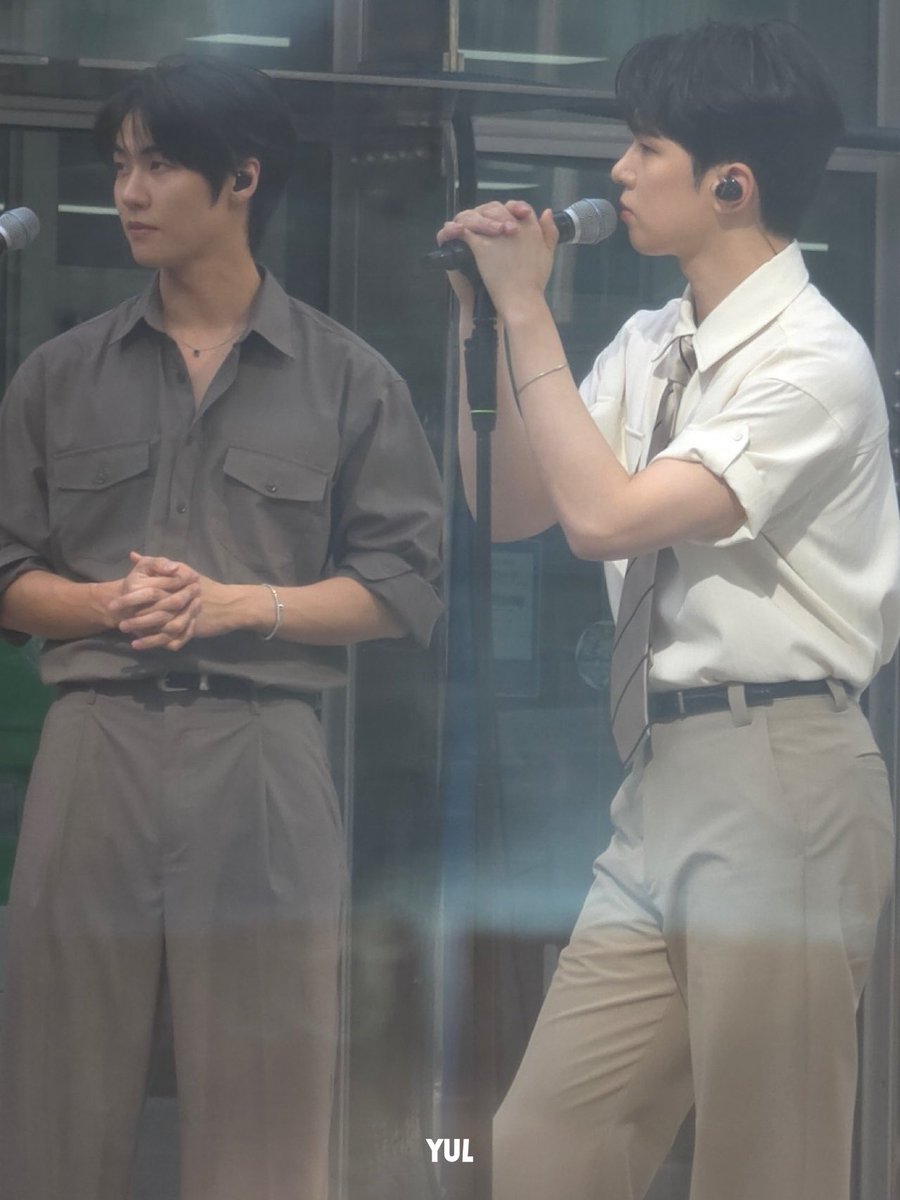운 tweet media