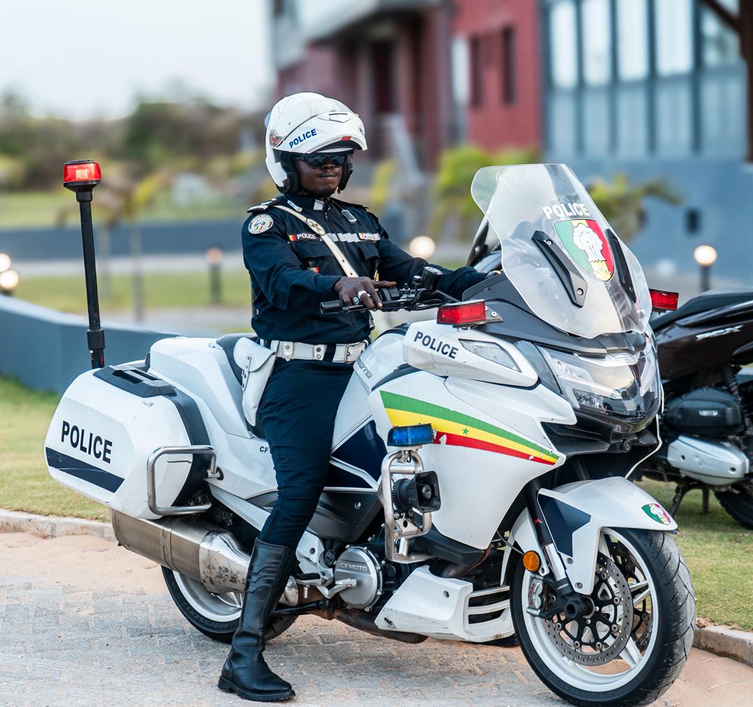PoliceNationSN's tweet photo. Monday Motivation 
Le réveil sonne. Pour ce motard, la routine du matin est un rituel millimétré. Ajuster le casque, verrouiller la visière : revêtir son armure pour une mission claire : servir et protéger. 
La sécurité sauve des vies, chaque jour. Bonne semaine !
📸 Sow Digital https://t.co/34Q1EDkOac