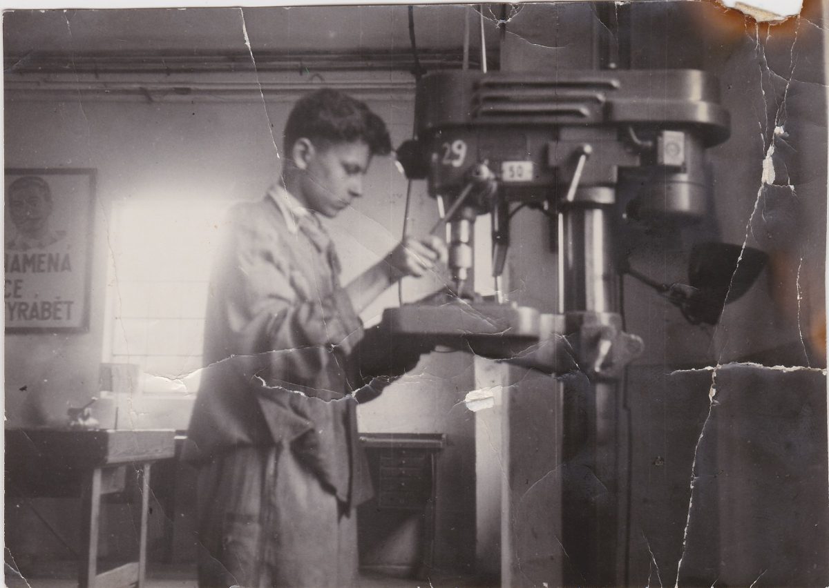 Pametnaroda's tweet photo. V roce 1952 bylo Karlu Pfeifferovi 15 let. Na internátě v Dobrušce ho zatkla StB. Čtyři estébáci vyslýchali malého učně celé hodiny. Křičeli na něj, ponižovali ho a nutili ho přiznat, že s učitelem Karlem Wurmem chystá státní převrat. Důkaz? Skautský deník, ve kterém kritizoval komunistický režim. A dopis od oblíbeného vychovatele, aby zůstal věrný svým zásadám a byl opatrný. To stačilo. Patnáctiletý kluk i jeho učitel skončili ve vězení za „nepřátelské jednání proti republice“.

Jeho celý příběh uslyšíte v novém díle Příběhů 20. století. https://t.co/jEhUbCIbHk