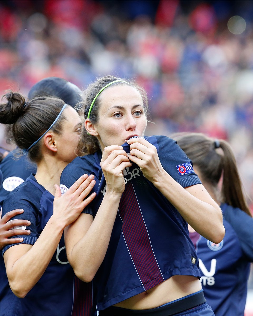 PSG_Feminines's tweet photo. Sabrina Delannoy fête aujourd’hui ses 40 ans 🎂

Joyeux anniversaire !🥳 https://t.co/urLSYX7bLW