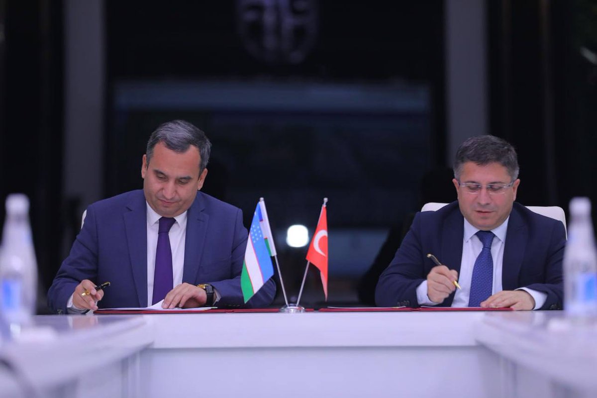 balikesiruni's tweet photo. Balıkesir Üniversitesi ile Taşkent Devlet Hukuk Üniversitesi Arasında Uluslararası İş Birliği

Balıkesir Üniversitesi ile Özbekistan’ın hukuk alanındaki en prestijli yükseköğretim kurumlarından biri olan Taşkent Devlet Hukuk Üniversitesi arasında akademik iş birliklerini geliştirmeye yönelik önemli bir adım atıldı. 13 Mayıs 2026 tarihinde Taşkent’te gerçekleştirilen imza töreninde, iki üniversite arasında eğitim, araştırma ve akademik değişim alanlarında ortak çalışmalar yürütülmesine yönelik iş birliği protokolü imzalandı.

Özbekistan’da yalnızca hukuk alanında eğitim veren fakülteleri bünyesinde barındıran ve ülkenin hukuk eğitimi alanında öne çıkan yükseköğretim kurumlarından biri olan Taşkent Devlet Hukuk Üniversitesi, aynı zamanda Özbekistan Adalet Bakanlığı tarafından idari ve mali açıdan desteklenmesiyle dikkat çekiyor.

İmza töreninde Balıkesir Üniversitesi adına Rektör Prof. Dr. @YucelOgurlu, Taşkent Devlet Hukuk Üniversitesi adına ise Rektör Prof. Dr. Bakhshillo Khodjaev memorandum metnini imzaladı. Programda ayrıca Balıkesir Üniversitesi Hukuk Fakültesi Dekanı Prof. Dr. Mustafa Yasan ile Taşkent Devlet Hukuk Üniversitesi adına Uluslararası İlişkiler Koordinatörü Dr. Fıtrat Umirov ile akademisyenlerden oluşan heyet de katılım sağladı.

Gerçekleştirilen imza töreninde akademik iş birliklerinin geliştirilmesi, ortak bilimsel çalışmaların artırılması ve uluslararası yükseköğretim ağlarının güçlendirilmesine yönelik ortak niyetler de paylaşıldı.