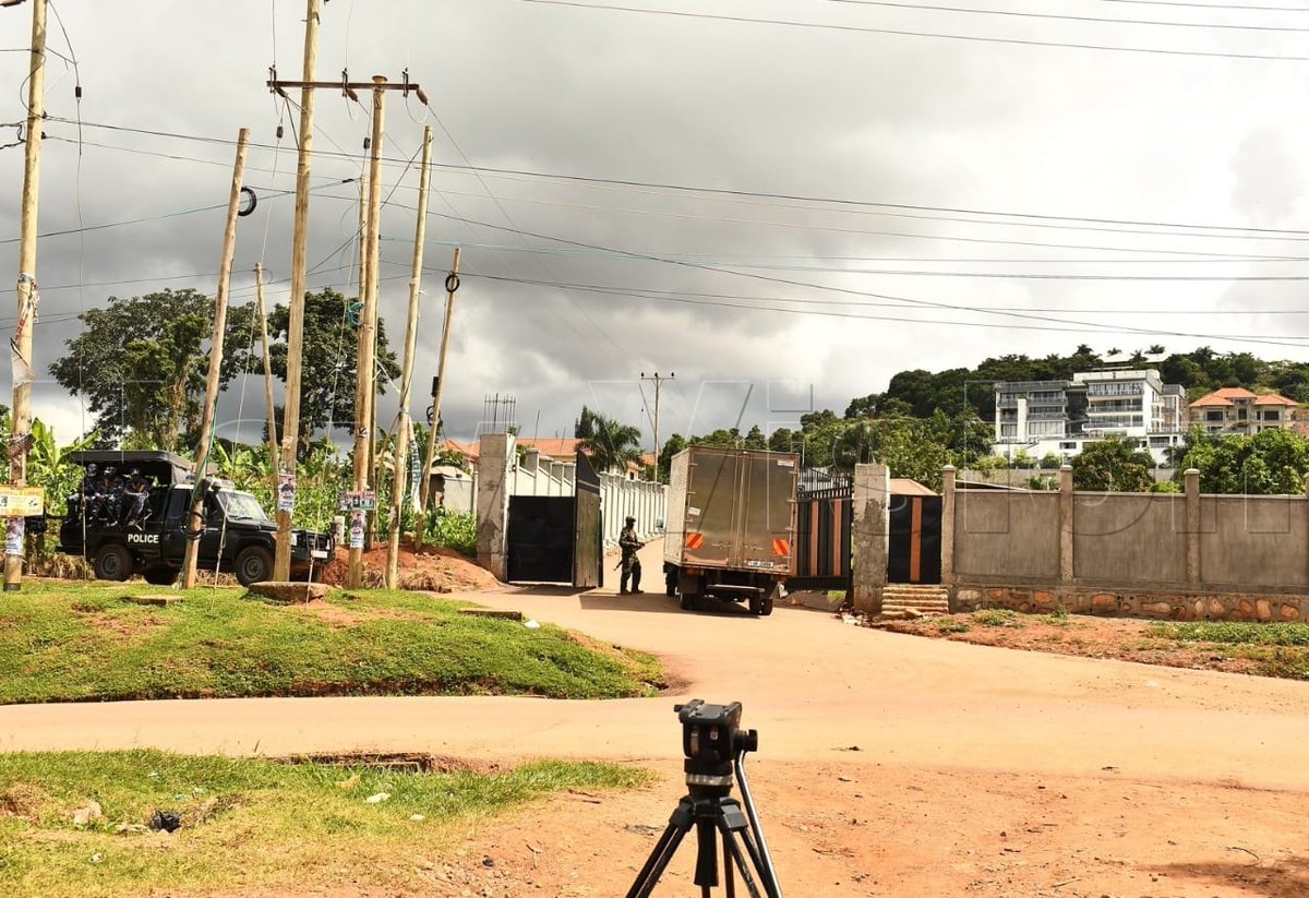 newvisionwire's tweet photo. 📍 Kigo, Makindye Ssabagabo

Day two of the search operation at the residence of the outgoing Speaker @AnitahAmong in Kigo, Makindye Ssabagabo, is underway. Security operatives returned this morning with two car carriers as residents gathered to witness the ongoing operation.

📸 Photos by Ignatius Kamya
#VisionUpdates