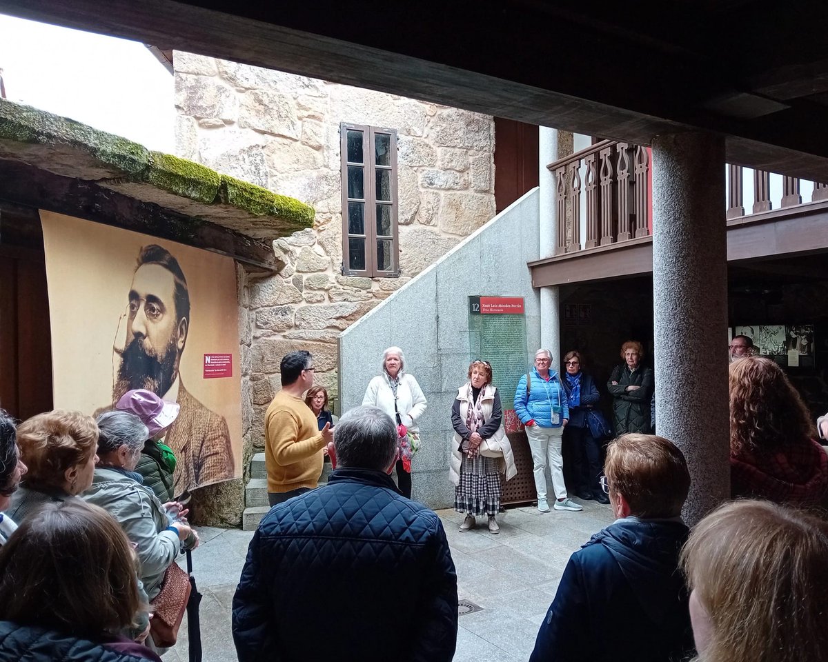 ategal's tweet photo. La semana pasada, 🚌las Aulas de #Ferrol aprovechan la primavera para hacer una escapada cultural de dos días en la que visitaron Celanova, Vilanova dos Infantes e Xinzo🏛️

#excursiones #visitacultural #envejecimientoactivo https://t.co/DwEOzg2KZI